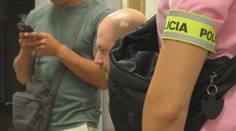 Snažil sa ujsť, no vyňuchal ho pes. 47-ročný muž mal v Prievidzi zneužiť ženu za bieleho dňa, on to odmieta