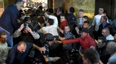 Rozzúrení Macedónčania vtrhli do parlamentu: Zranených rátajú na desiatky