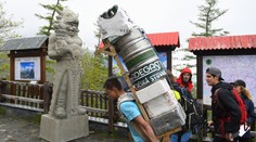 Nosiči zdolali horkú výzvu. Na chrbte vyniesli skoro 5000 pív