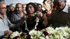 Iba 16-ročnú tínedžerku dvakrát skupinovo znásilnili a potom upálili