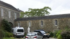 Podpaľač katedrály v Nantes, ktorý bol pod súdnou kontrolou, zavraždil kňaza