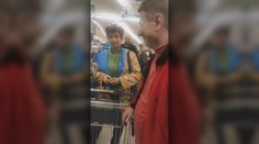 Antirúškari paralyzujú aj obchody. Blokovali pokladne a konzumovali nezaplatený tovar