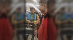 Antirúškari paralyzujú aj obchody. Blokovali pokladne a konzumovali nezaplatený tovar