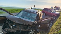 FOTO+VIDEO: Smrteľná nehoda pri Vrábľoch. Po čelnom náraze vymrštilo autá do priekopy, o život prišiel zrejme nepripútaný spolujazdec (†52)