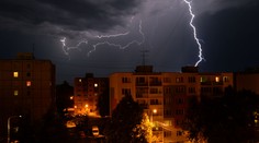 Búrky hrozia na celom Slovensku, SHMÚ predĺžilo výstrahy