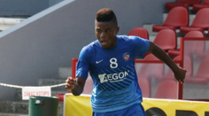 Talentovaný futbalista dal košom Ajaxu aj Chelsea, rozhodol sa pre Trenčín