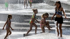 Nová fontána v Bratislave je plná detí v plavkách. Hygienici však kúpanie neodporúčajú