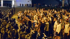 Bieloruská polícia použila proti demonštrantom slzotvorný plyn aj obušky