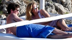 Ellie Goulding šantila s priateľom na pláži. Fotografov si asi nevšimli