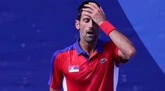Djokovičovi hrozí neúčasť na treťom grandslamovom turnaji, tvrdia britské médiá