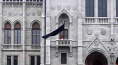 OBRAZOM: Maďarsko spomína na obete nehody autobusu