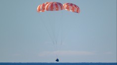 Leteli ďalej než ktokoľvek pred nimi. Posádka Artemis II pristála v oceáne