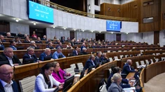 Hlasovanie o novele ústavy sa odkladá. Poslanci ho presunuli na piatok
