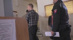 Roky brutálne týral svoju partnerku, na trest si počká vo väzbe