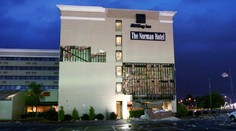 Spúšť v Oklahome. Tornáda prevracali autá a lámali stromy