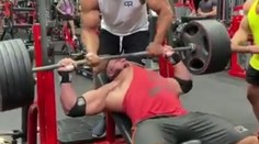 VIDEO: Len pre silné povahy. Kulturistovi sa odtrhol sval, jeho výraz tváre hovorí za všetko