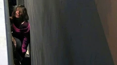 Žene sa vypomstilo skákanie zo strechy na strechu