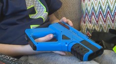 Nebezpečný vianočný darček. Hračkárska pištoľ vybuchla chlapcovi v rukách