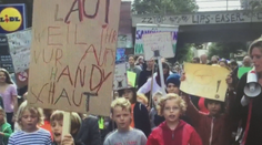 Demonštrujú už aj malé deti: Žiadajú viac pozornosti vlastných rodičov