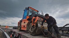 Neodradila ich ani hustá premávka. Cestárom opravujúcim diaľnicu pod Tatrami cez noc vykradli pracovné stroje