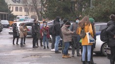 Odberové miesta zažili nápor pendlerov. Kto sa v piatok išiel otestovať, vymrzol na kosť