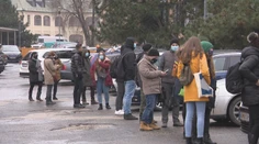 Odberové miesta zažili nápor pendlerov. Kto sa v piatok išiel otestovať, vymrzol na kosť
