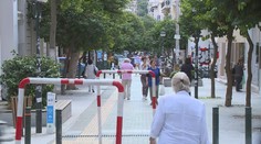 Kratšie otváracie hodiny, nakupovanie po tme či menšie balenia potravín. Gréci začali šetriť