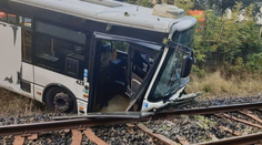 V Karlových Varoch sa zrútil z mosta autobus do koľajiska, hlásia zranených