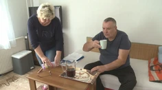 Miroslav je odkázaný na starostlivosť manželky. Keď požiadali o slepecké pomôcky, prišli o ošetrovné