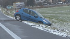 Motoristov na východe Slovenska trápi poľadovica. Analytik hovorí o probléme na novom asfalte