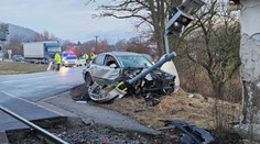 FOTO: Hrozivo vyzerajúca nehoda pri Prešove. Vlak odhodil osobné auto do stĺpu so semaforom