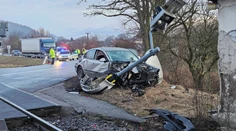 FOTO: Hrozivo vyzerajúca nehoda pri Prešove. Vlak odhodil osobné auto do stĺpu so semaforom