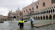 Voda v Benátkach opäť stúpla. Zaplavené je už takmer celé mesto