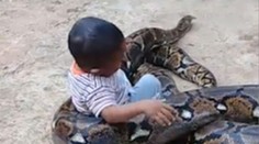 Batoľa malo nebezpečnú hračku, ktorá ho mohla zožrať