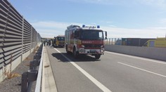 Nehoda na R1 pri Beladiciach: Jedna auto na streche, ďalšie dve sa zrazili