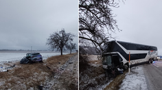 Vážna nehoda autobusu a dvoch áut. Troch ľudí previezli do nemocníc