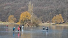 Zimná idylka sa v sekunde môže zmeniť na drámu. Ako pomôcť človeku, pod ktorým sa prepadol ľad?