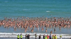 Na obraz toľkých nahých ľudí v oceáne by ste dlho nezabudli