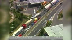 Drzák na Porsche sa zavesil za sanitku, mal však smolu