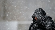 Vietor udrie v plnej sile. Na niektorých miestach bude aj intenzívne snežiť