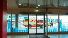 Policajti zasahujú na pražskom letisku. Anonym tam nahlásil bombu