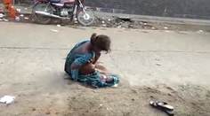 Zábery, nad ktorými sa rozum zastavuje. Tínedžerka musela porodiť na ulici