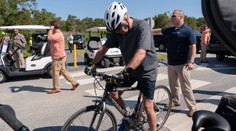 VIDEO: Americký prezident Joe Biden spadol z bicykla