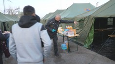 Do stanového mestečka v Kútoch sa nasťahovali migranti. Pomôcť im chcú aj miestni