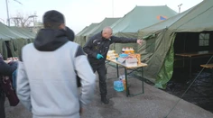 Do stanového mestečka v Kútoch sa nasťahovali migranti. Pomôcť im chcú aj miestni