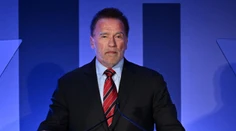 Arnold Schwarzenegger podstúpil vážny chirurgický zákrok. Stáva sa zo mňa stroj, odkázal fanúšikom