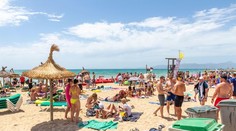 Tvrdý trest pre turistov: Ubudne až pätina ležadiel. Obyvateľom populárnej destinácie došla trpezlivosť