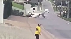 VIDEO: Na rušnú cestu sa zrútilo lietadlo, posádka hrozivo vyzerajúcu nehodu prežila
