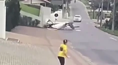 VIDEO: Na rušnú cestu sa zrútilo lietadlo, posádka hrozivo vyzerajúcu nehodu prežila
