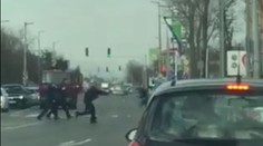 Policajná naháňačka ako z akčného filmu: Väzňa na úteku prenasledovalo 50 áut